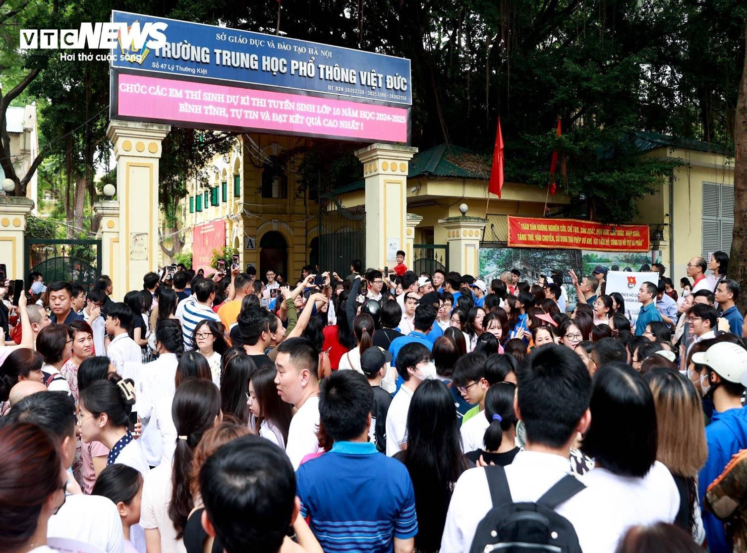 Muôn kiểu ăn mừng của sĩ tử sau khi kết thúc môn thi đầu tiên vào lớp 10 Hà Nội-12