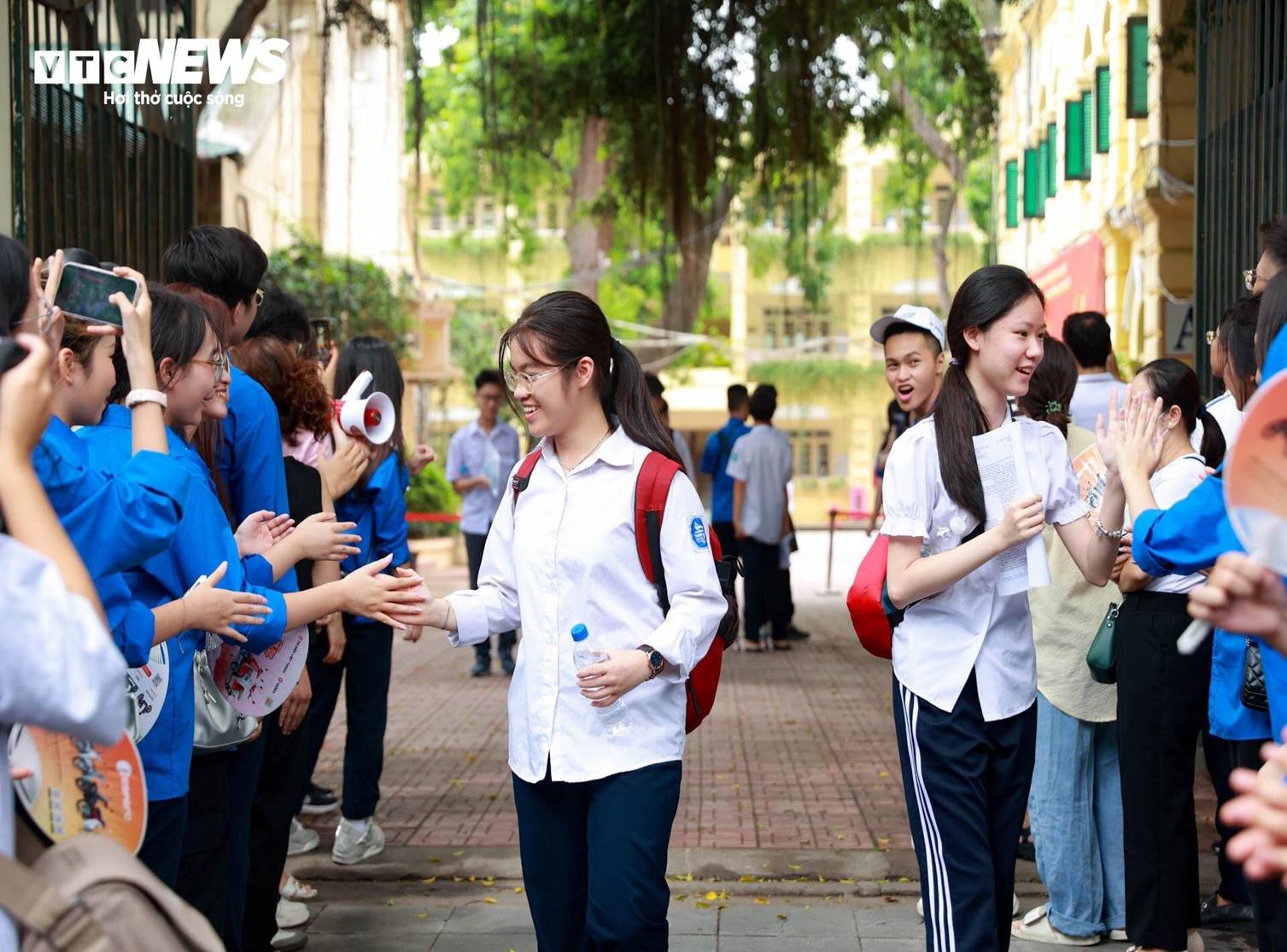 Muôn kiểu ăn mừng của sĩ tử sau khi kết thúc môn thi đầu tiên vào lớp 10 Hà Nội-3