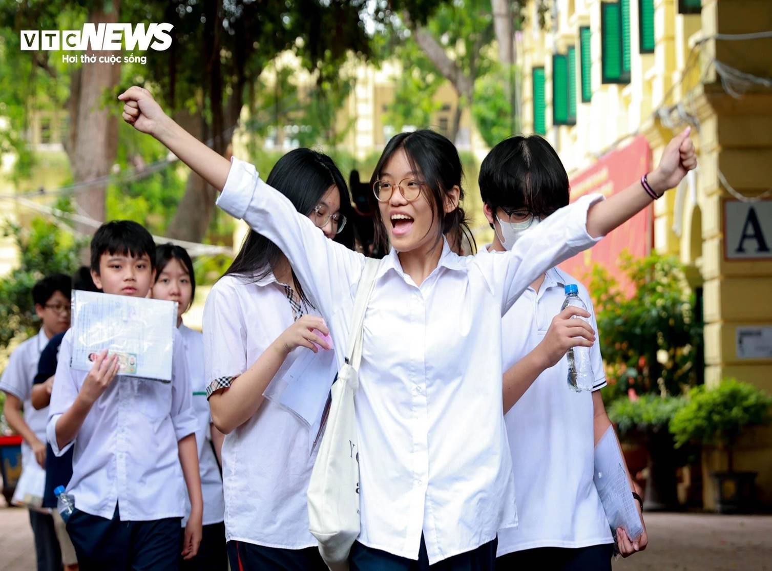 Muôn kiểu ăn mừng của sĩ tử sau khi kết thúc môn thi đầu tiên vào lớp 10 Hà Nội-4