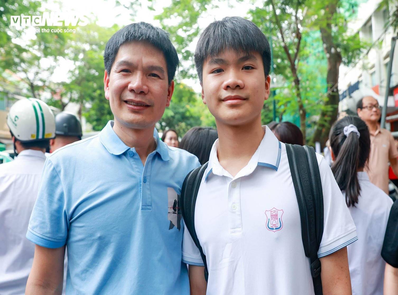 Muôn kiểu ăn mừng của sĩ tử sau khi kết thúc môn thi đầu tiên vào lớp 10 Hà Nội-5