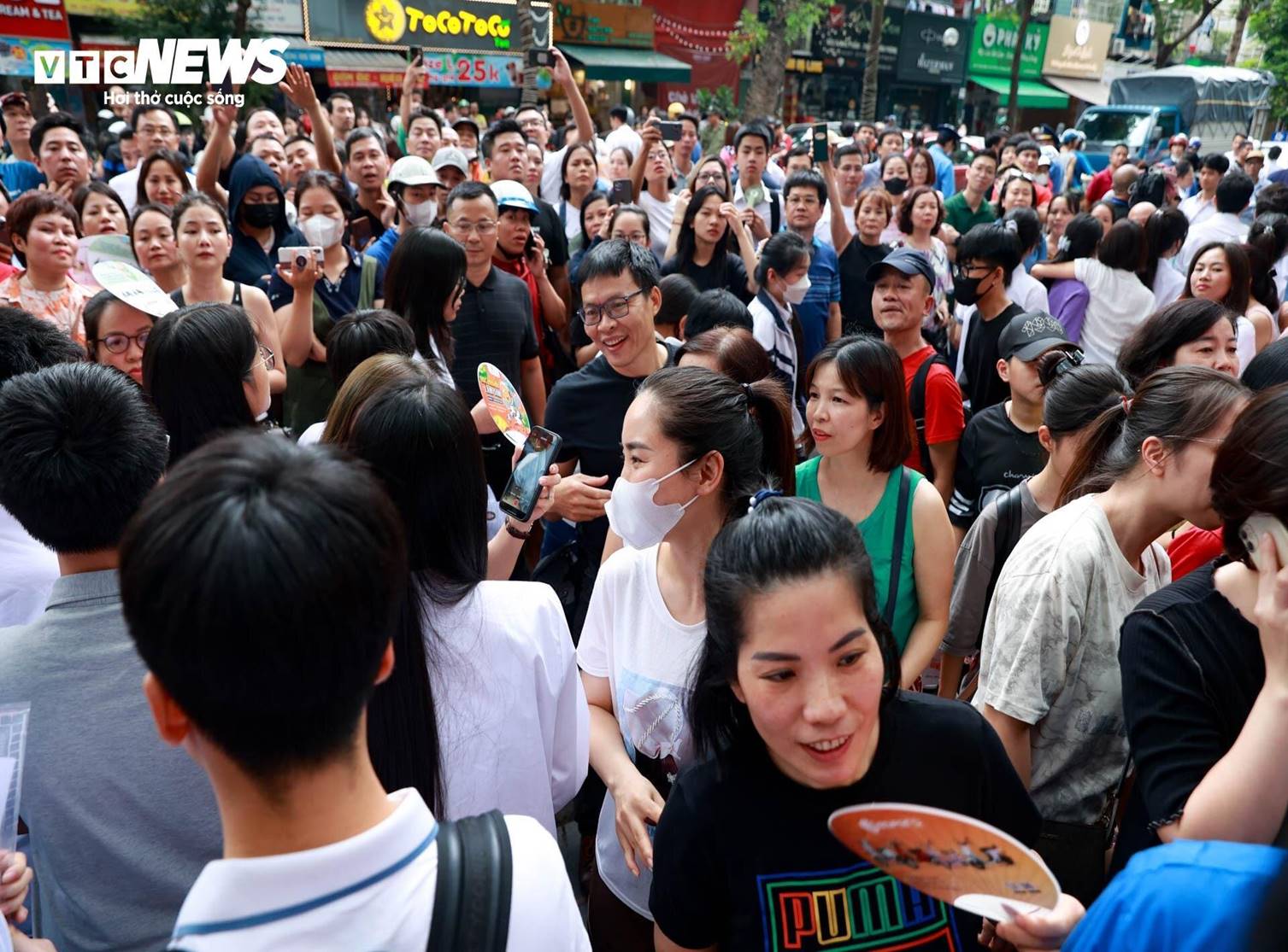 Muôn kiểu ăn mừng của sĩ tử sau khi kết thúc môn thi đầu tiên vào lớp 10 Hà Nội-6