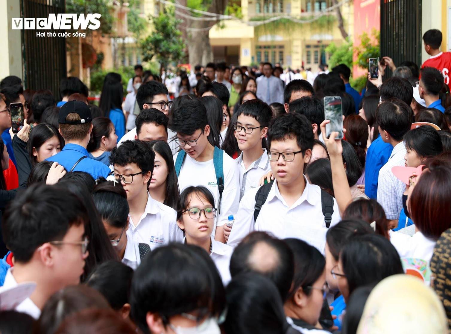 Muôn kiểu ăn mừng của sĩ tử sau khi kết thúc môn thi đầu tiên vào lớp 10 Hà Nội-7