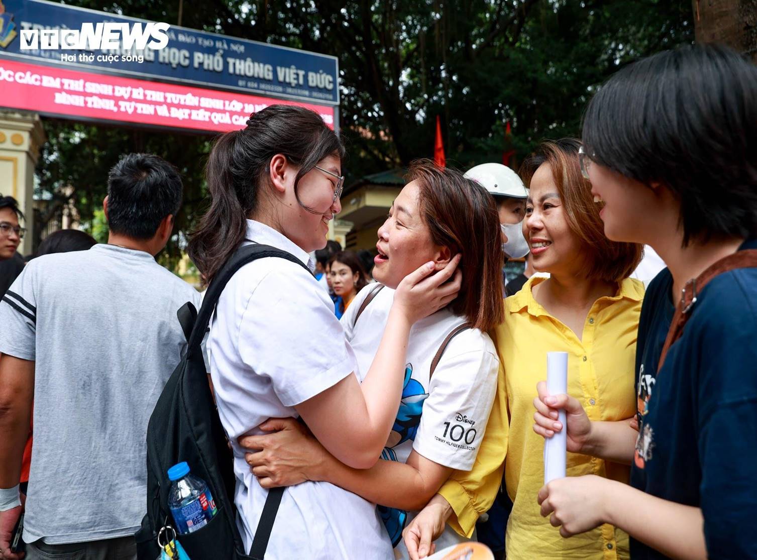 Muôn kiểu ăn mừng của sĩ tử sau khi kết thúc môn thi đầu tiên vào lớp 10 Hà Nội-8