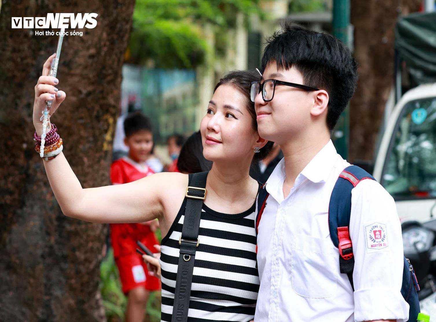 Muôn kiểu ăn mừng của sĩ tử sau khi kết thúc môn thi đầu tiên vào lớp 10 Hà Nội-9