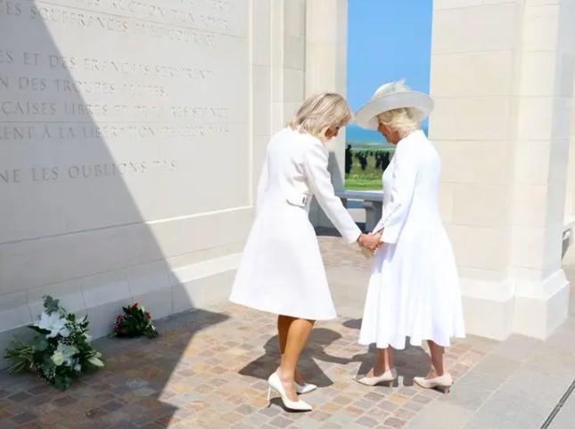 Đệ nhất phu nhân Pháp bị soi khoảnh khắc hớ với Hoàng hậu Anh-1