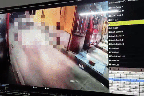 Clip: Trốn phí, ô tô tông văng nhân viên trạm thu phí rồi bỏ chạy