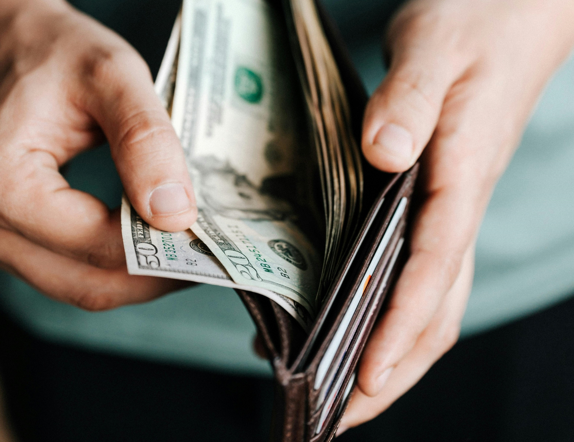 Phát hiện vợ xem trộm ví tiền, tôi bật cười khi biết lý do-2