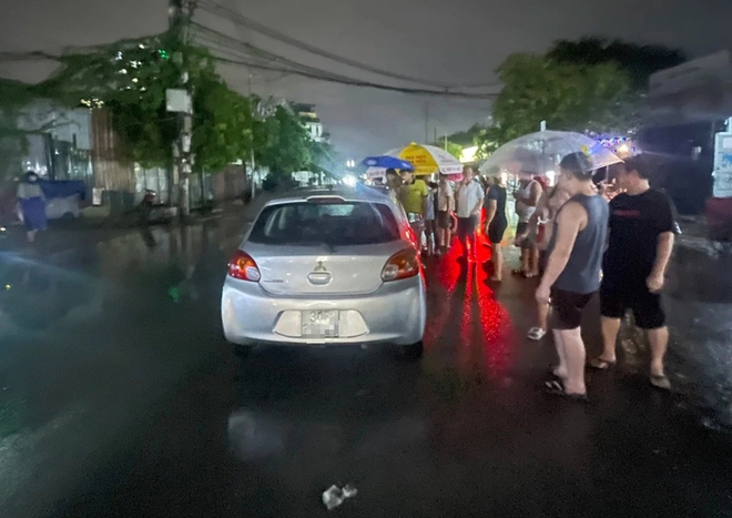 Hà Nội: Hất tung người sang đường lên xe khiến nạn nhân nguy kịch, tài xế rời khỏi hiện trường-3