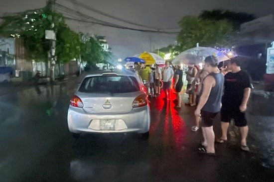 Hà Nội: Hất tung người sang đường lên xe khiến nạn nhân nguy kịch, tài xế rời khỏi hiện trường