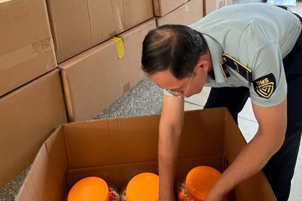 Tạm giữ hơn 10.000 gói kẹo không rõ nguồn gốc tại ga Ngọc Hồi-1