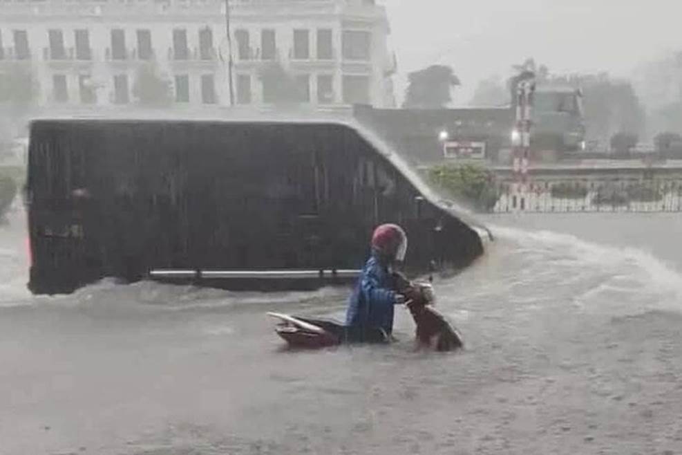 Hải Phòng, Quảng Ninh mưa lớn, đường ngập lút bánh xe-1