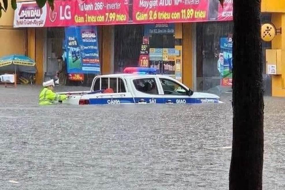 Hải Phòng, Quảng Ninh mưa lớn, đường ngập lút bánh xe-2