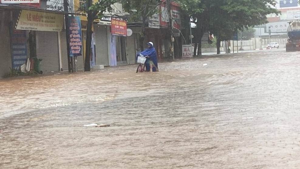 Hải Phòng, Quảng Ninh mưa lớn, đường ngập lút bánh xe-3