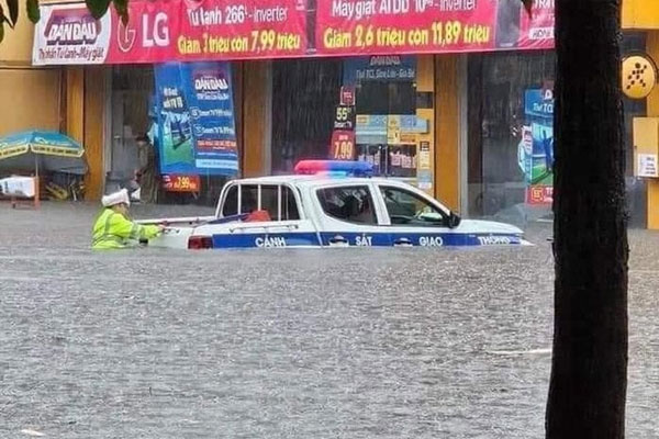 Bắt tạm giam người bố hành hạ con gái 7 tuổi-2