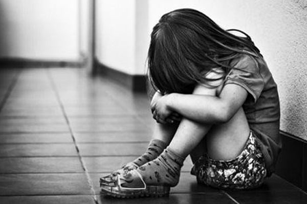 Bắt tạm giam người bố hành hạ con gái 7 tuổi-1