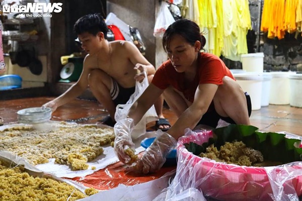 Thủ phủ rượu nếp ở Hà Nội sáng đèn suốt đêm trước ngày Tết Đoan Ngọ-17