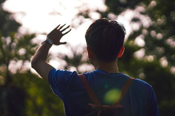 Năm 61 tuổi, tôi mang về một bé trai, bị vợ và 3 con gái nói như tát nước vào mặt – 15 năm sau chúng tôi được nhờ bởi con nuôi-1