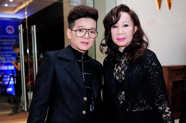 Nam ca sĩ thời hoàng kim mua vàng xâu thành chuỗi”, cưới vợ đại gia hơn 8 tuổi: 30 năm không có con bỗng lên chức ông nội ở tuổi U60-2