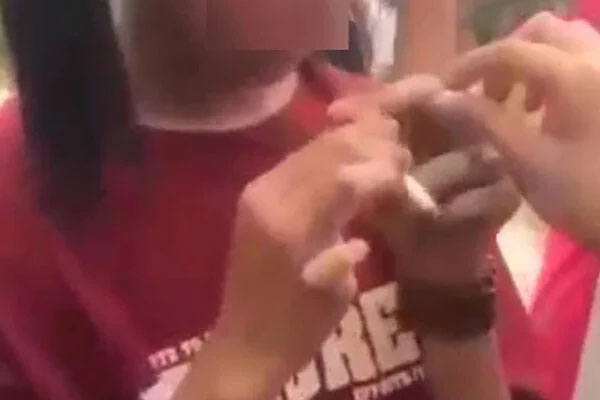 Bà mẹ 3 con bị cả nhà chồng cũ đánh đập, tra tấn, bắt uống nước thải, nước lau nhà-2