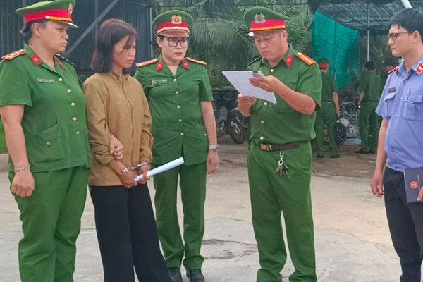 Hơn 40 cảnh sát khám xét nơi người phụ nữ tố bị giam, hành hạ như thời trung cổ-1