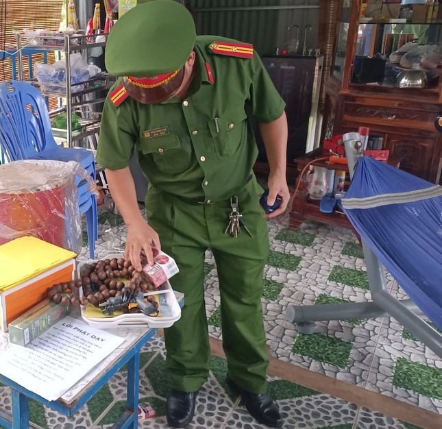 Hơn 40 cảnh sát khám xét nơi người phụ nữ tố bị giam, hành hạ như thời trung cổ-2