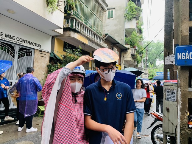 Nụ cười ‘được mùa’ và giọt nước mắt tiếc nuối trong kì thi vào lớp 10 ở Hà Nội-4