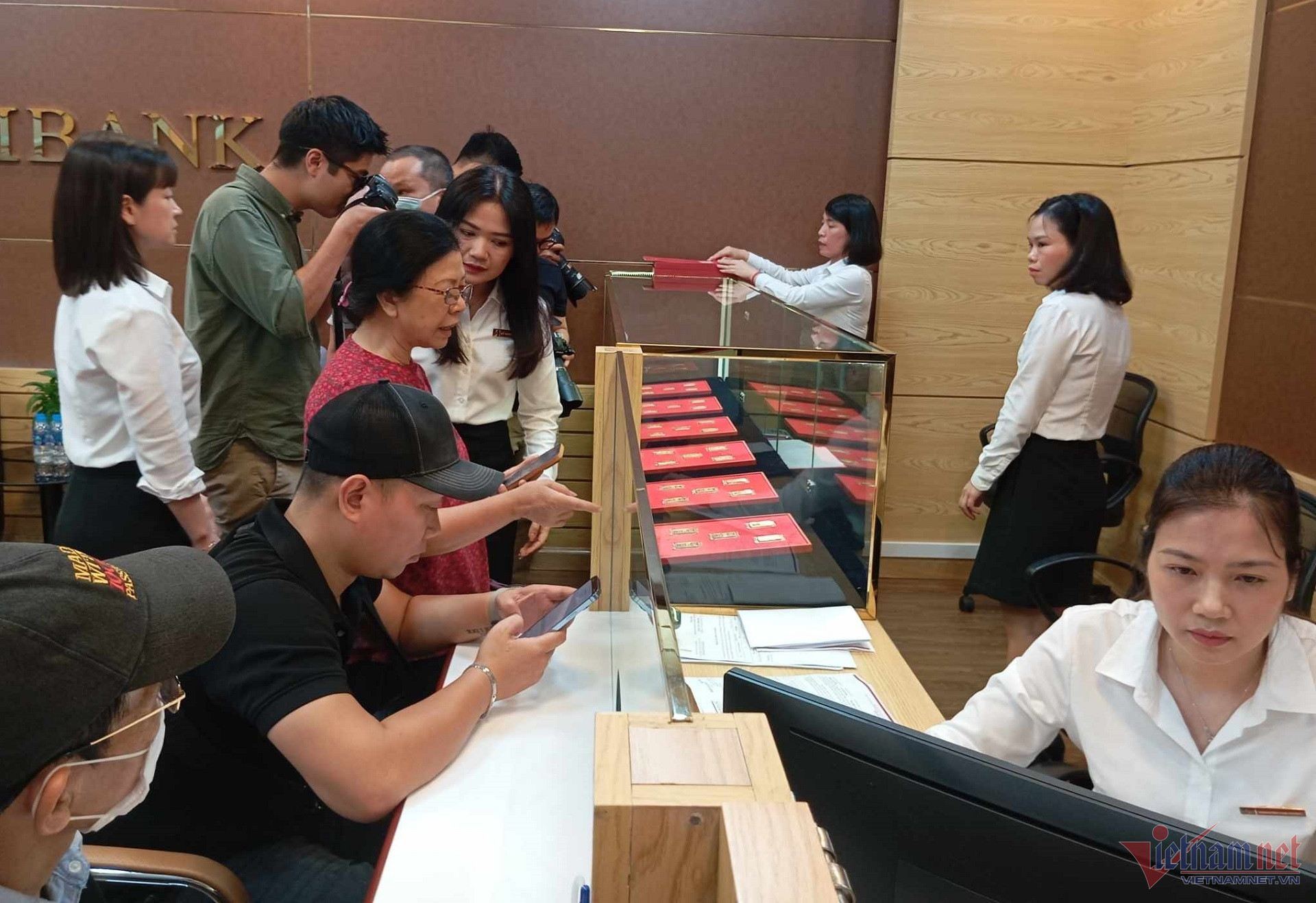 Giá vàng SJC lao dốc, nhiều người may mắn vì không mua được vàng-1