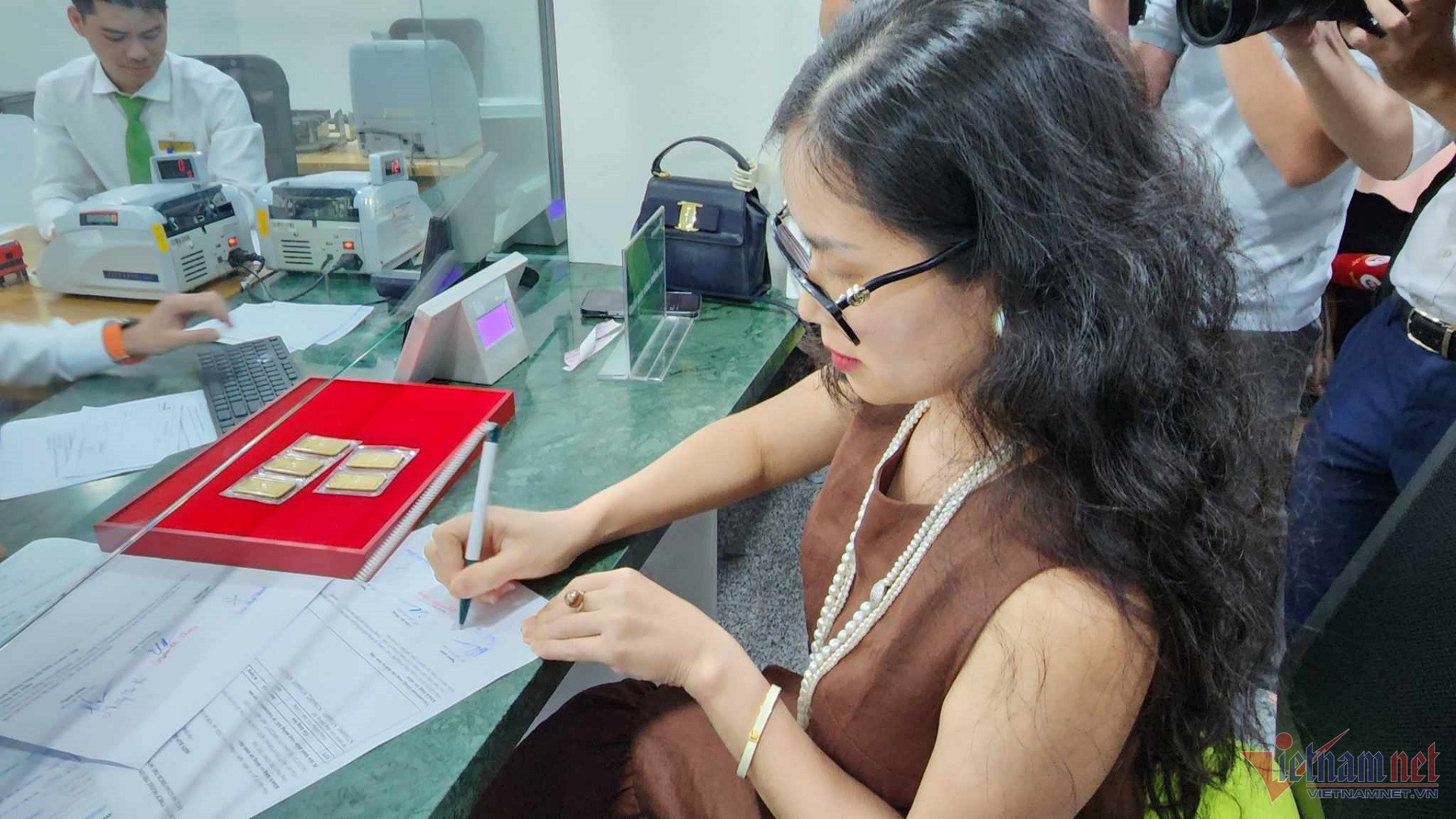 Giá vàng SJC lao dốc, nhiều người may mắn vì không mua được vàng-3