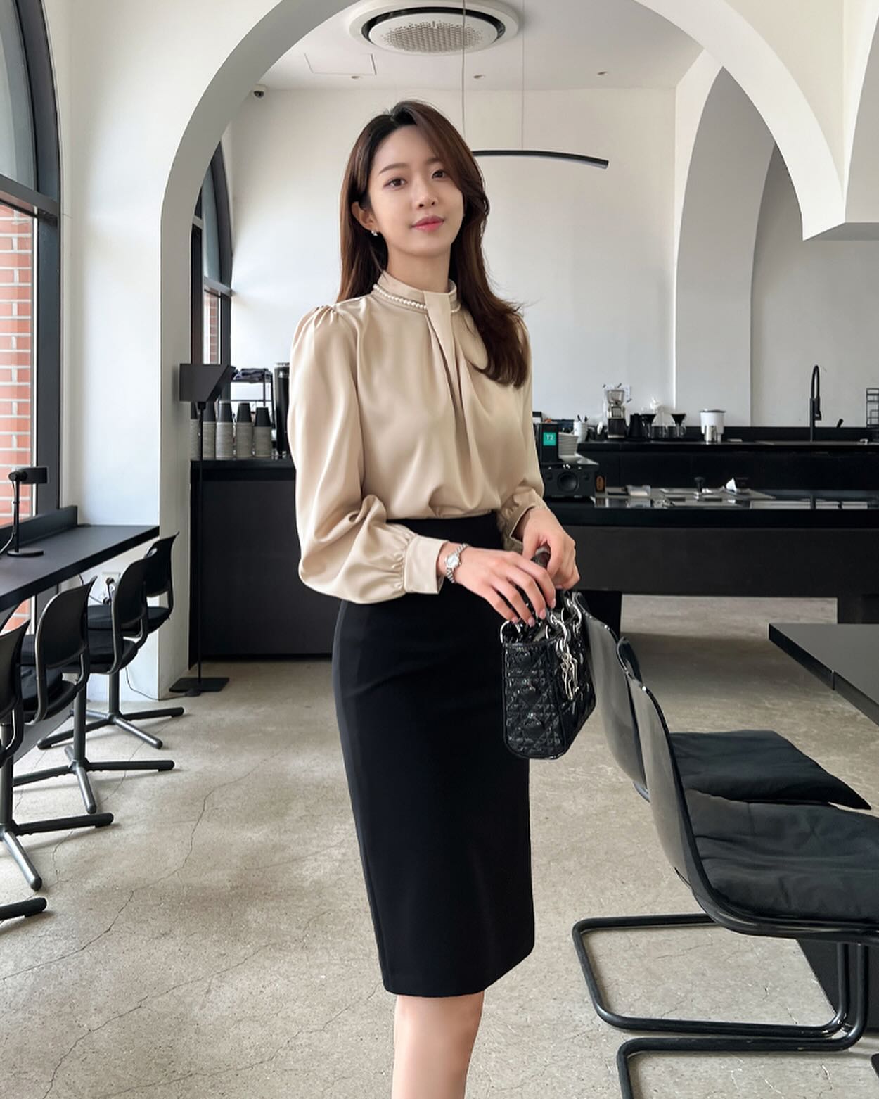 5 mẫu chân váy công sở chuẩn thanh lịch dành cho quý cô trên 40 tuổi-6