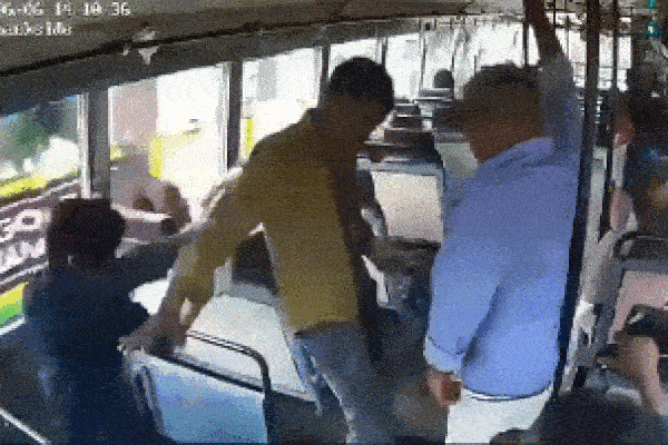 Clip: Phản xạ cực nhanh, người soát vé cứu hành khách thoát nạn