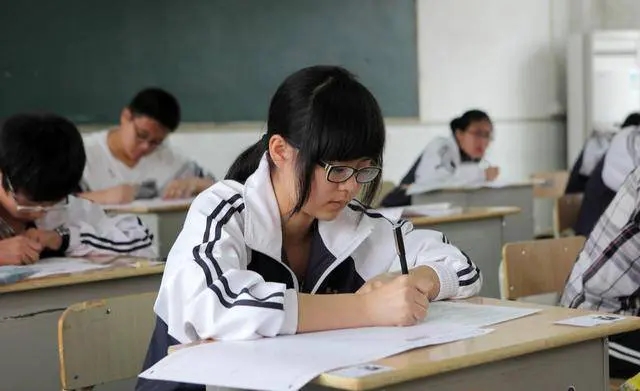 Con làm bài không tốt, cha mẹ cần an ủi, nhưng nói 1 câu này dễ gây tác dụng ngược!-1