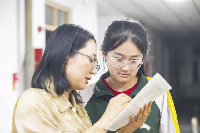 Con làm bài không tốt, cha mẹ cần an ủi, nhưng nói 1 câu này dễ gây tác dụng ngược!-2