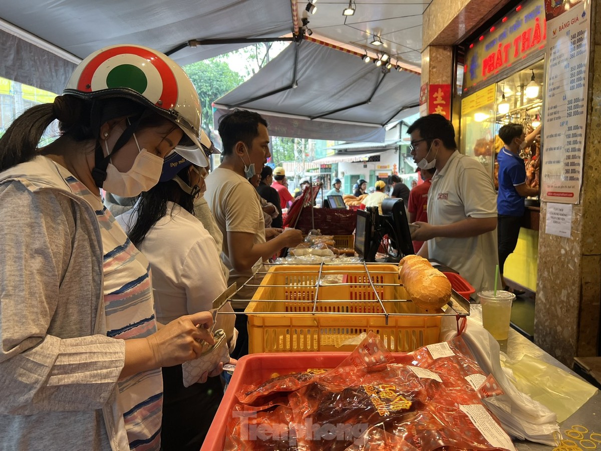 Đông nghịt người dân TPHCM xếp hàng mua gà, vịt quay cúng Tết Đoan Ngọ-3