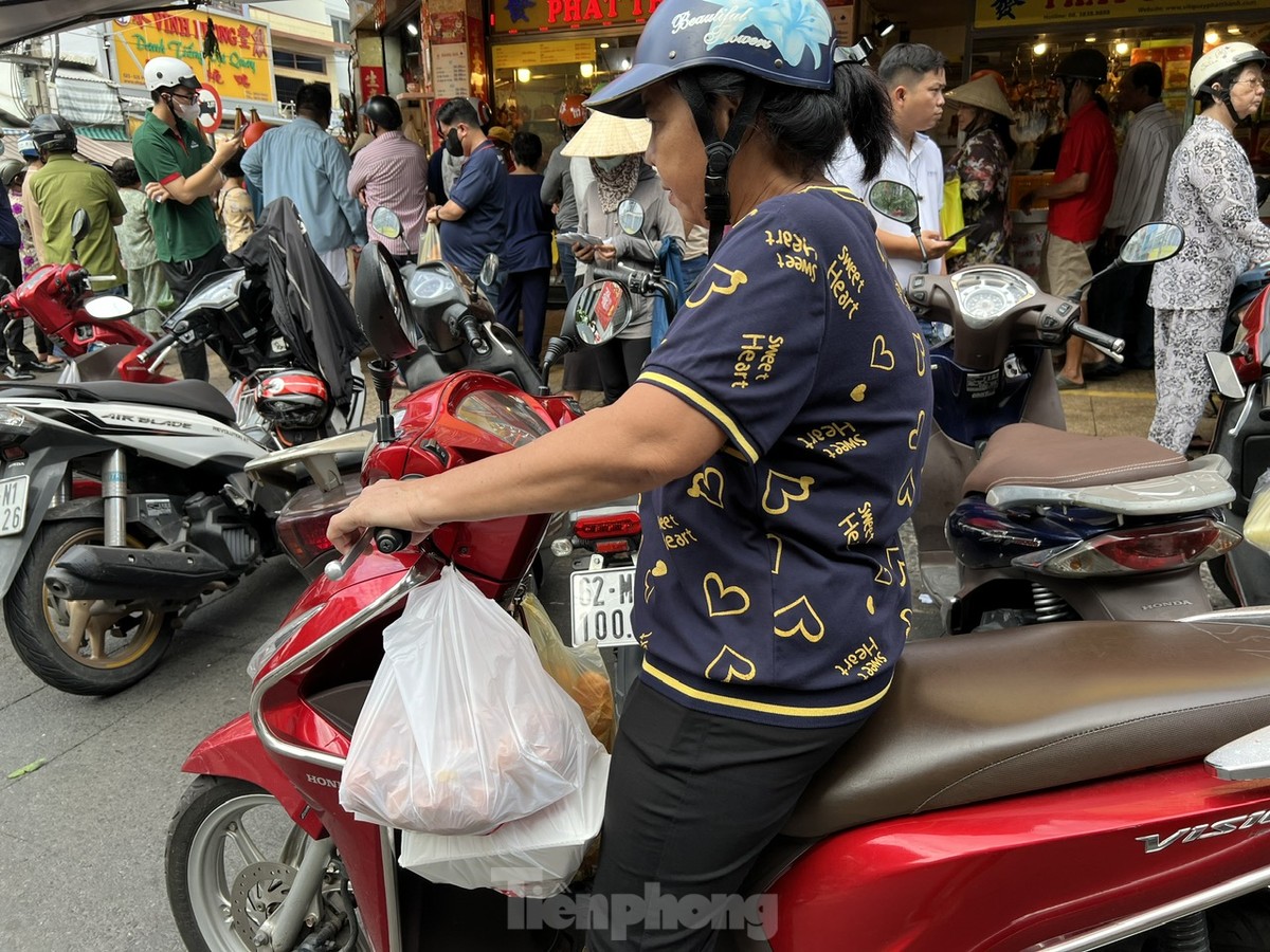 Đông nghịt người dân TPHCM xếp hàng mua gà, vịt quay cúng Tết Đoan Ngọ-10