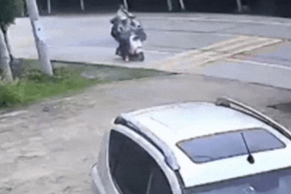 Clip: Ô tô chạy ngược chiều tông trực diện hai người đi xe máy