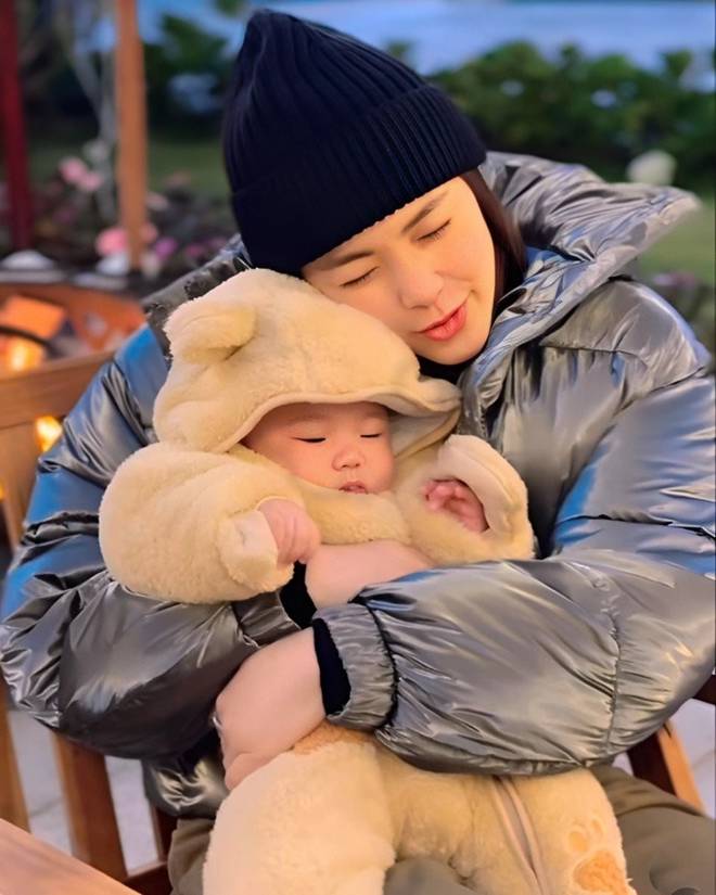 Minh Hằng làm vợ đại gia vẫn chăm con cực khéo: Tự tay làm đồ ăn dặm, nhóc tì chưa đầy 1 tuổi đã có ô tô-4