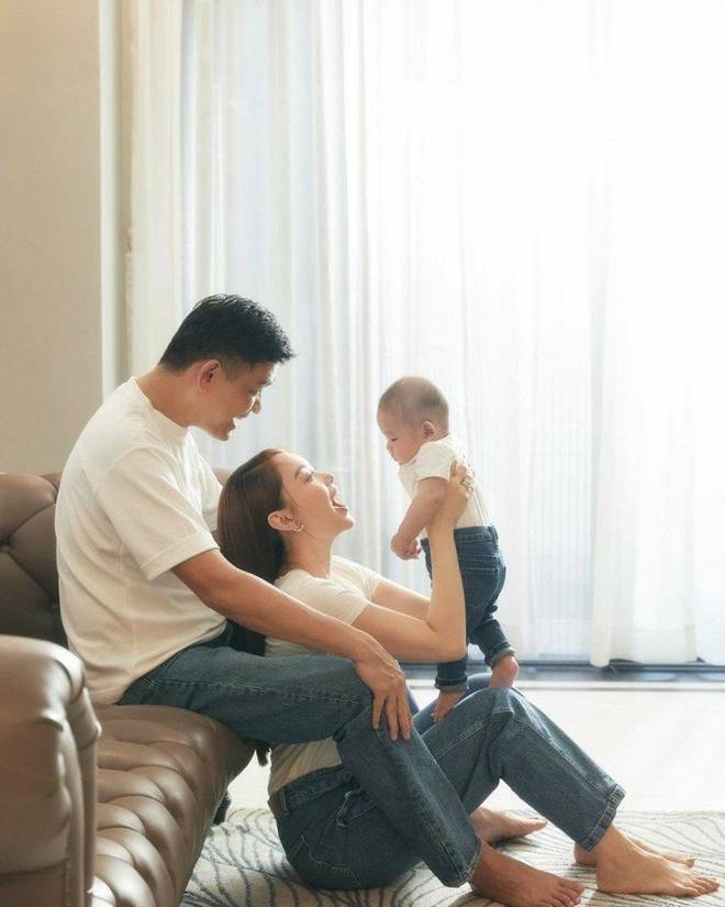 Minh Hằng làm vợ đại gia vẫn chăm con cực khéo: Tự tay làm đồ ăn dặm, nhóc tì chưa đầy 1 tuổi đã có ô tô-6