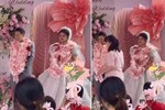 8 chị gái làm đám cưới cho em trai, tặng 'vòng' kết bằng tiền mặt nặng trĩu cổ