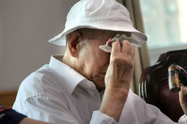 Mỗi lần lĩnh lương hưu, bố 86 tuổi lại chia tiền khắp xóm-2