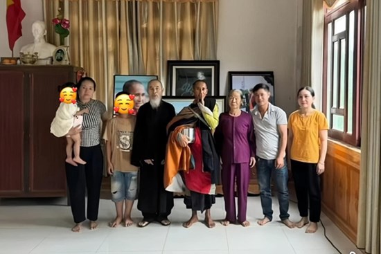 Ông Thích Minh Tuệ về thăm nhà sau 6 năm, trò chuyện với cha mẹ và chia sẻ dự định tu tập trong thời gian tới