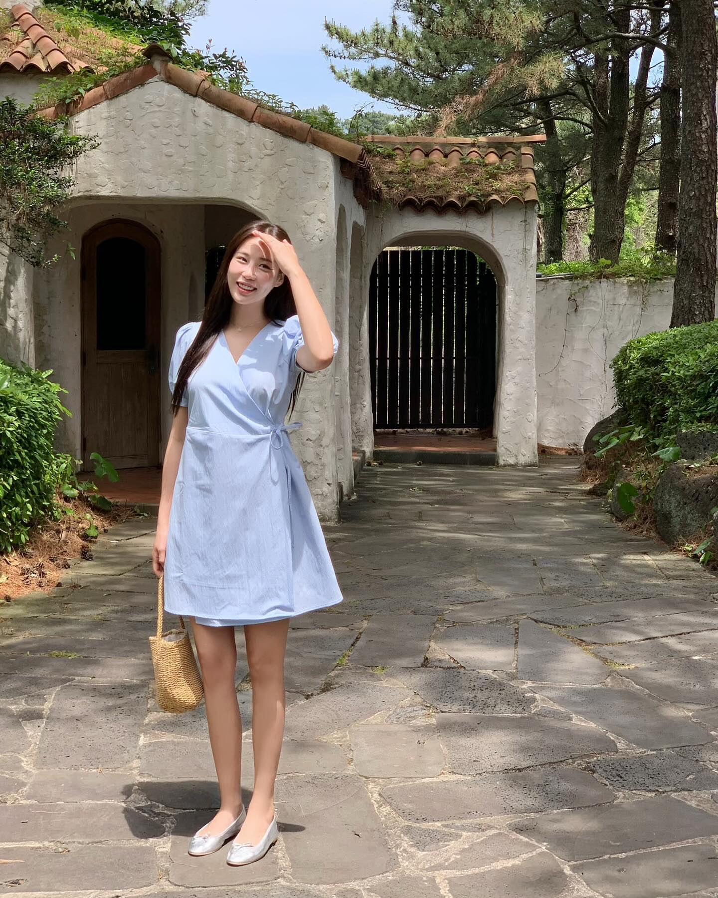 Tham khảo Park Min Young những set váy ngắn trẻ trung cho tuổi U40-6