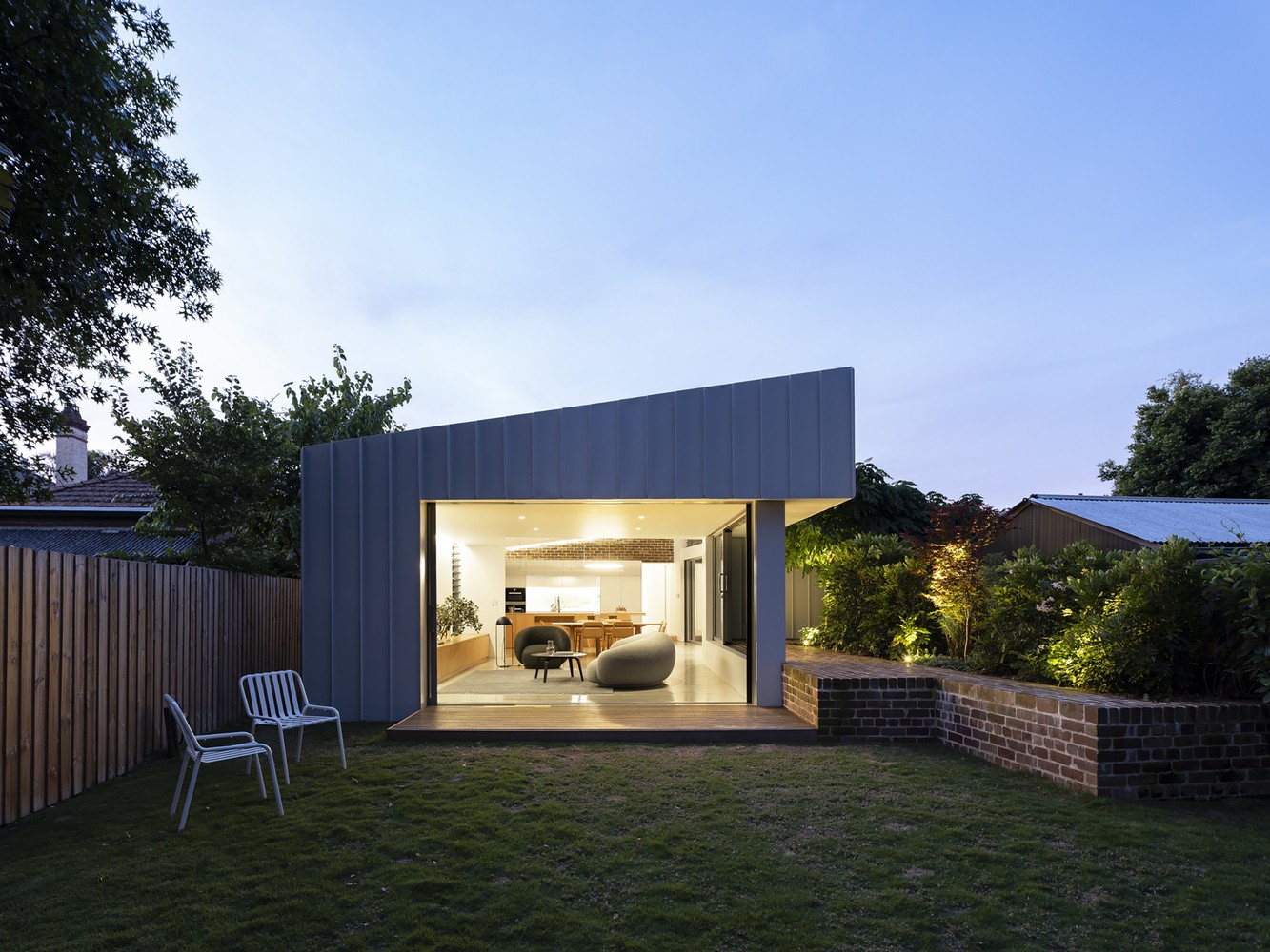 Vợ chồng trẻ cải tạo công trình đổ nát thành ngôi nhà mơ ước-12