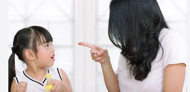 9 sai lầm của cha mẹ vô tình biến con thành đứa trẻ nhút nhát, yếu đuối-1