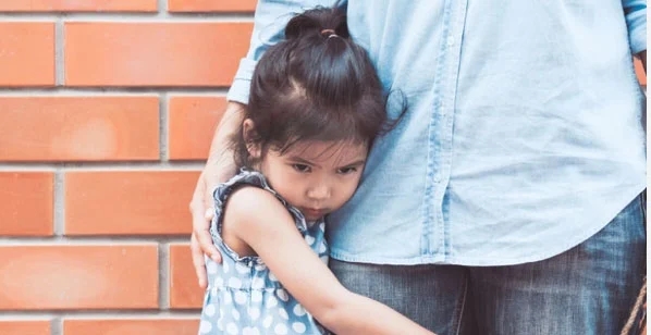 9 sai lầm của cha mẹ vô tình biến con thành đứa trẻ nhút nhát, yếu đuối-2