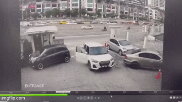 Tài xế dừng xe không kéo phanh tay, chỉ vài giây sau hối không kịp, hiện trường gây phẫn nộ-2