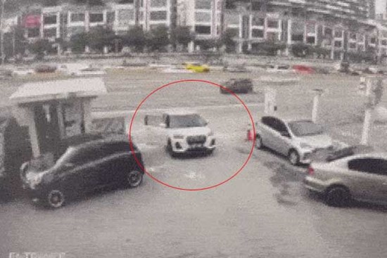 Tài xế dừng xe không kéo phanh tay, chỉ vài giây sau hối không kịp, hiện trường gây phẫn nộ