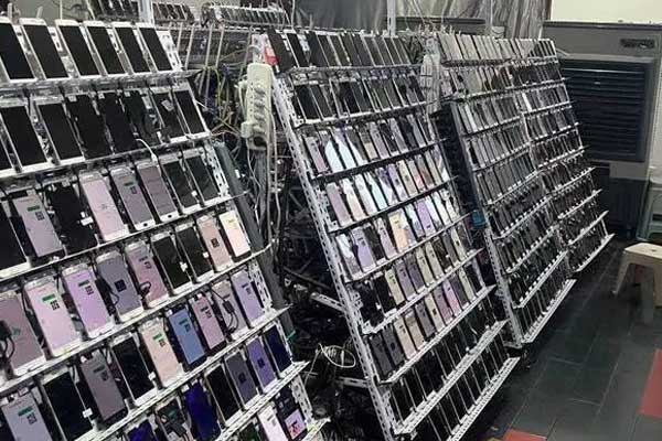 Theo dõi 2 căn nhà có hơn 1.000 điện thoại hoạt động cả ngày lẫn đêm, cảnh sát bắt giữ 10 người: Bí mật đằng sau số tiền 16,4 tỷ đồng bị vạch trần-1