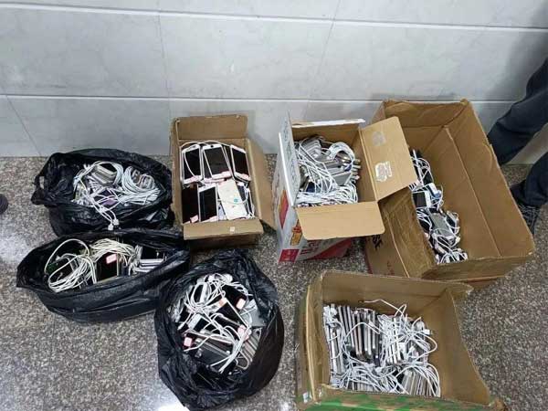 Theo dõi 2 căn nhà có hơn 1.000 điện thoại hoạt động cả ngày lẫn đêm, cảnh sát bắt giữ 10 người: Bí mật đằng sau số tiền 16,4 tỷ đồng bị vạch trần-2