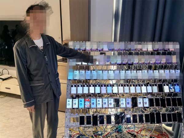 Theo dõi 2 căn nhà có hơn 1.000 điện thoại hoạt động cả ngày lẫn đêm, cảnh sát bắt giữ 10 người: Bí mật đằng sau số tiền 16,4 tỷ đồng bị vạch trần-3