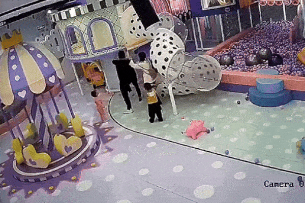 Clip: Phụ huynh lao vào đánh nhau tại khu vui chơi và lý do bất ngờ